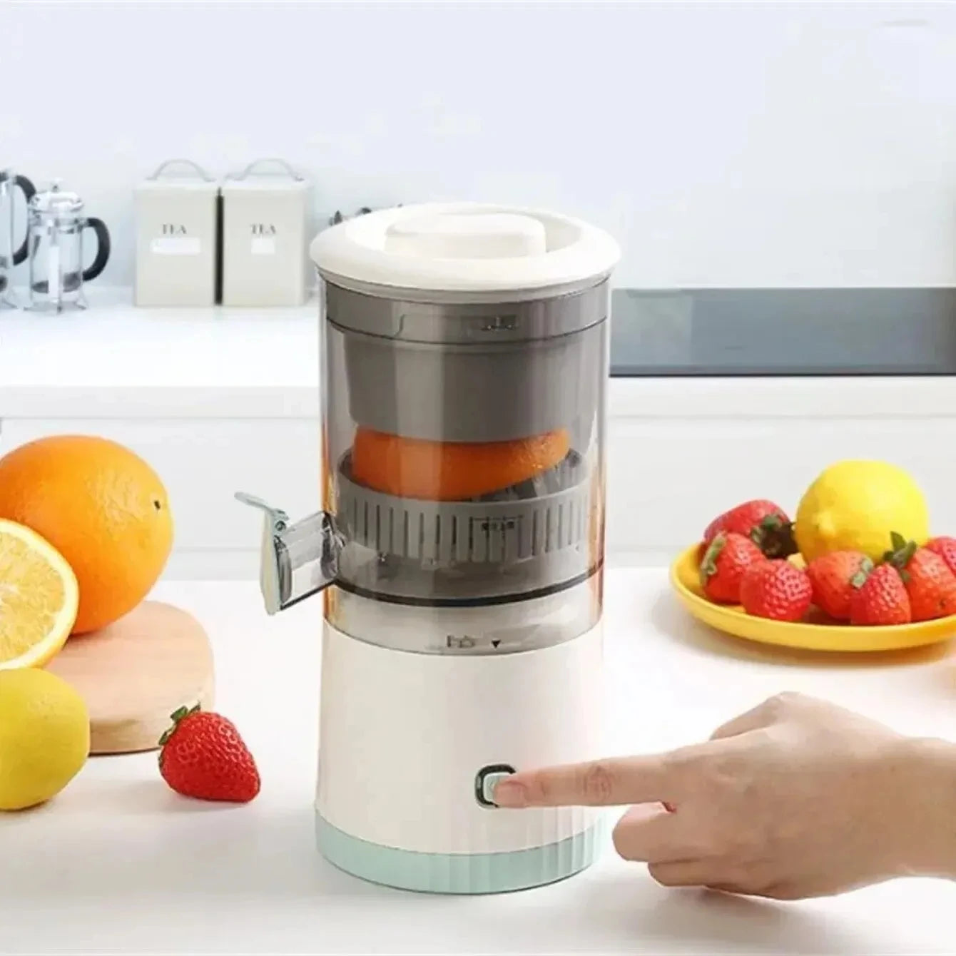 Portable Small Electric Juicer Stainless Steel Blade Cup Orange Lemon Juicer Fruit Automatic Juicer Mini Squeeze Blender