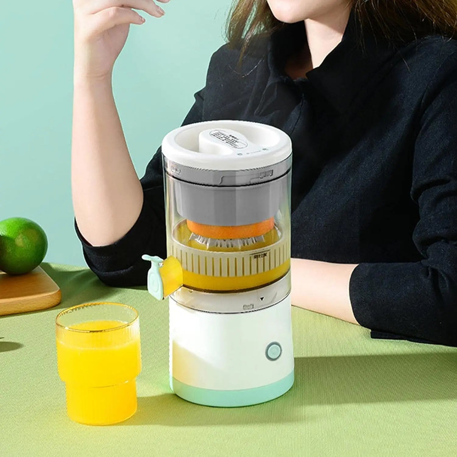 Portable Small Electric Juicer Stainless Steel Blade Cup Orange Lemon Juicer Fruit Automatic Juicer Mini Squeeze Blender